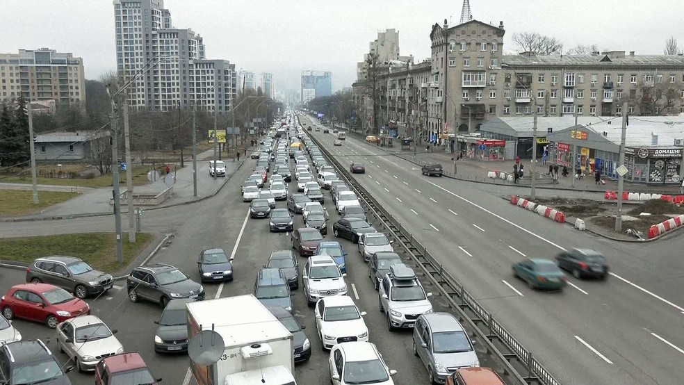 Trânsito congestionado na capital da Ucrânia, Kiev — Foto: Reprodução / GloboNews