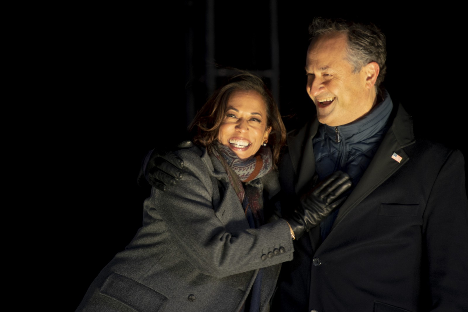 Kamala Harris e o marido, Douglas Emhoff, se abraçam no palco em um comício drive-in na Filadélfia, PensilvâniaAFP