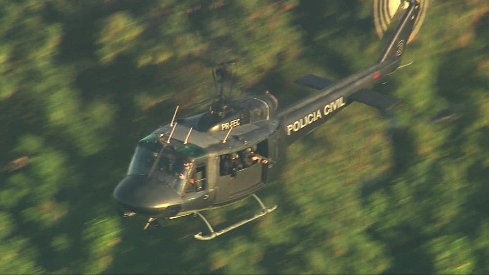 Helicóptero da Polícia Civil sobrevoa a Cidade de Deus durante confrontos entre criminosos e policiais — Foto: Reprodução/ TV Globo
