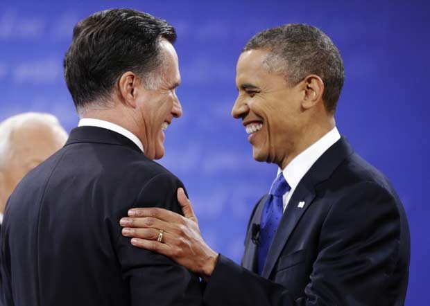 Romney e OBama se cumprimentam no início do debate desta segunda-feira (22) em Boca Raton, na Flórida (Foto: AP)