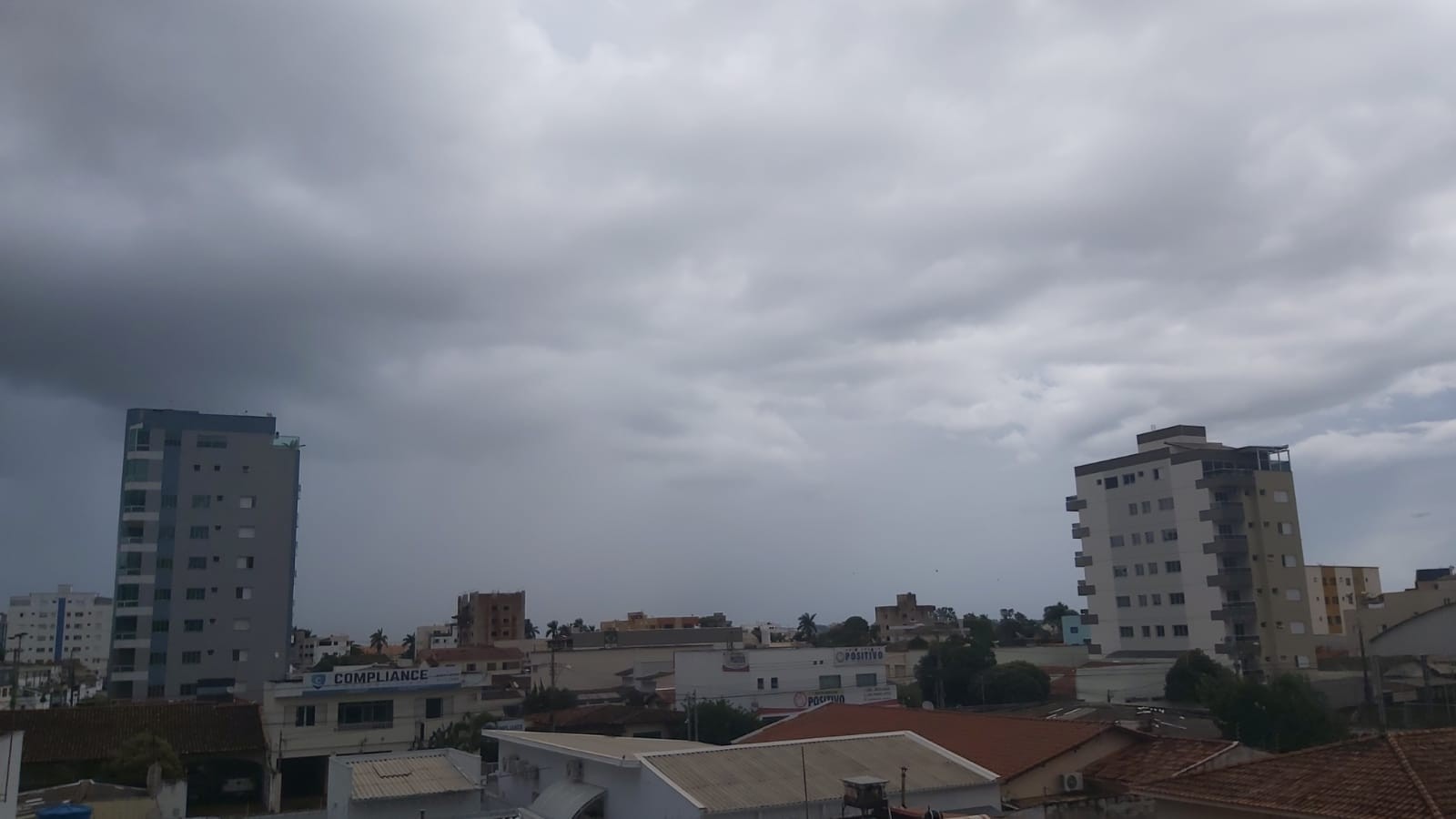 Fim de semana no Triângulo e Alto Paranaíba será de céu nublado e pancadas de chuva 