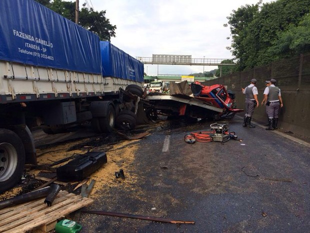 Carga de soja ficou espalhada na rodovia após acidente em Cubatão (Foto: Solange Freitas/TV Tribuna)