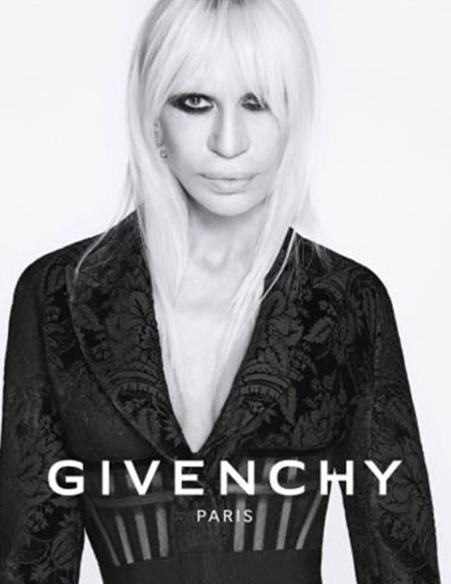 Donatella Versace na campanha da Givenchy em 2015 (Foto: Divulgação)