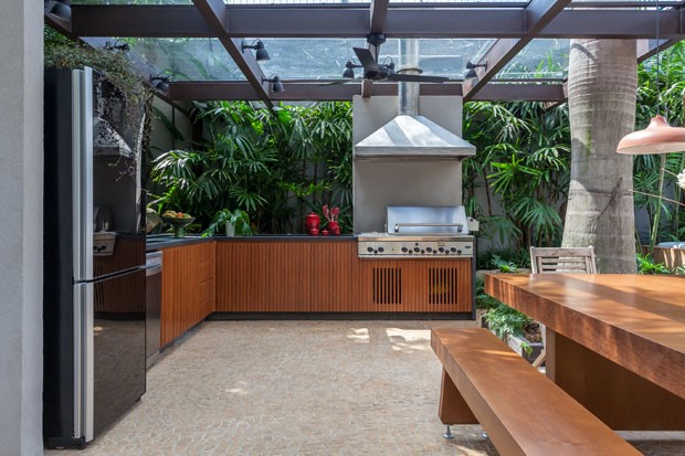Casa integra área externa com jardim, banheira e espaço gourmet (Foto: Alessandro Guimarães/Divulgação)