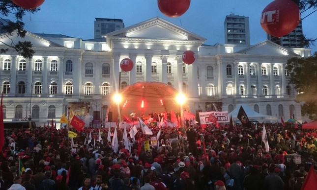 Manifestantes pró-Lula se reúnem em Curitiba 