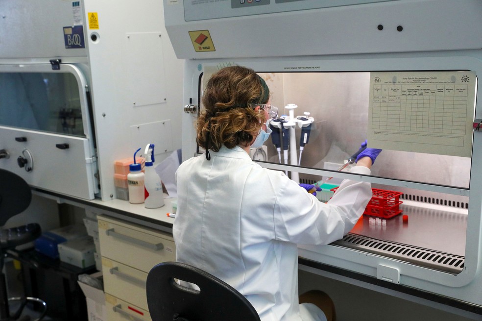 Foto de 24 de junho de 2020 - Cientista trabalha em laboratório inglês em pesquisa sobre o novo coronavírus — Foto: Steve Parsons/Pool/Reuters/Arquivo