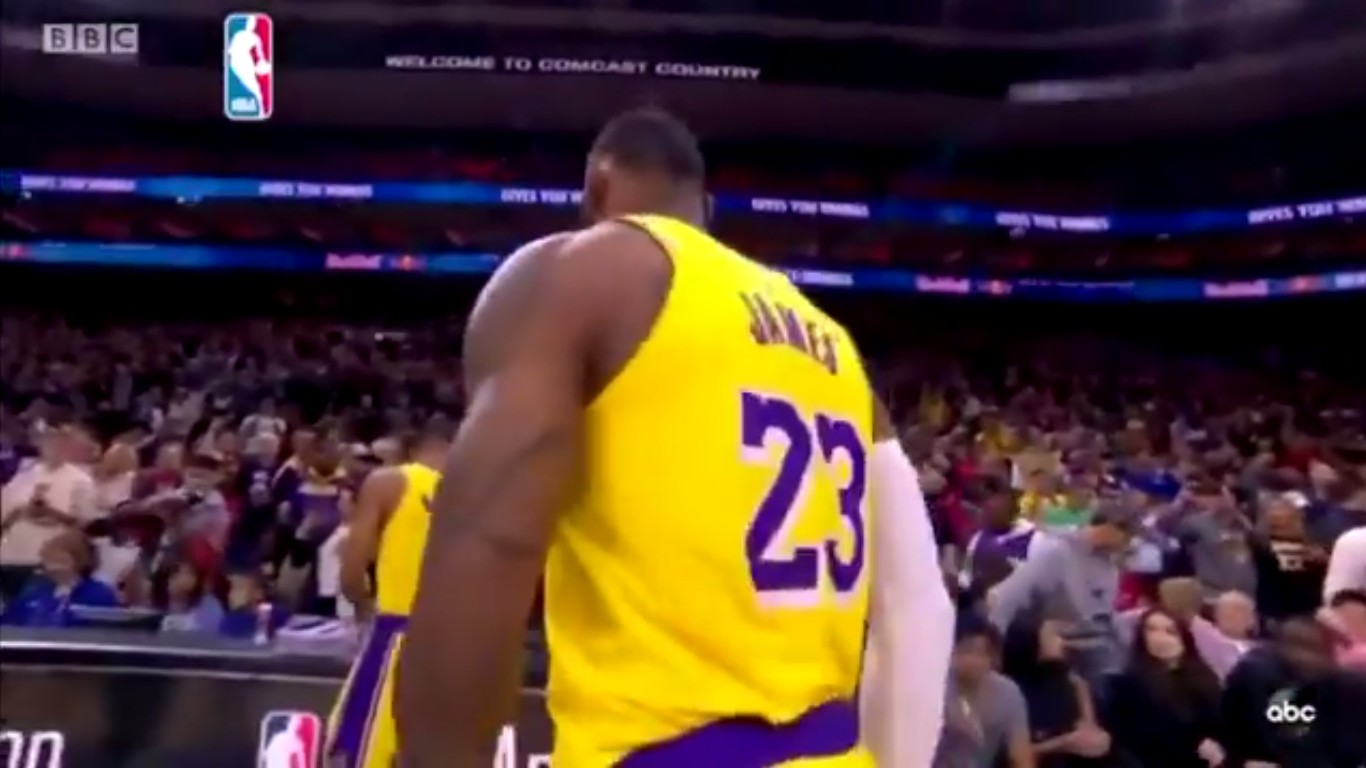 O vídeo da BBC relatando a morte de Kobe Bryant enquanto exibe imagens de LeBron James (Foto: Reprodução)