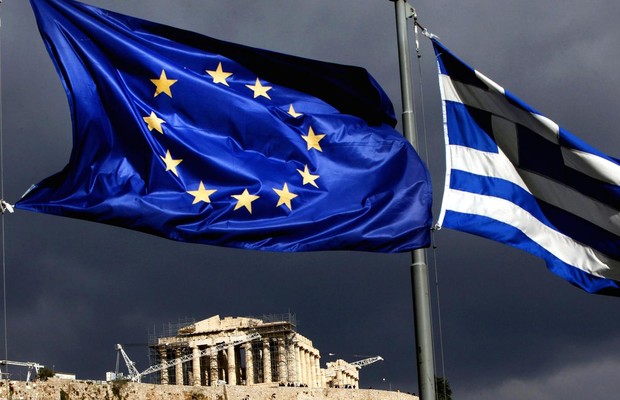 Bandeiras da Grécia e da União Europeia tremulam ao vento, tendo a Acrópolis de Atenas ao fundo (Foto: Getty Images)