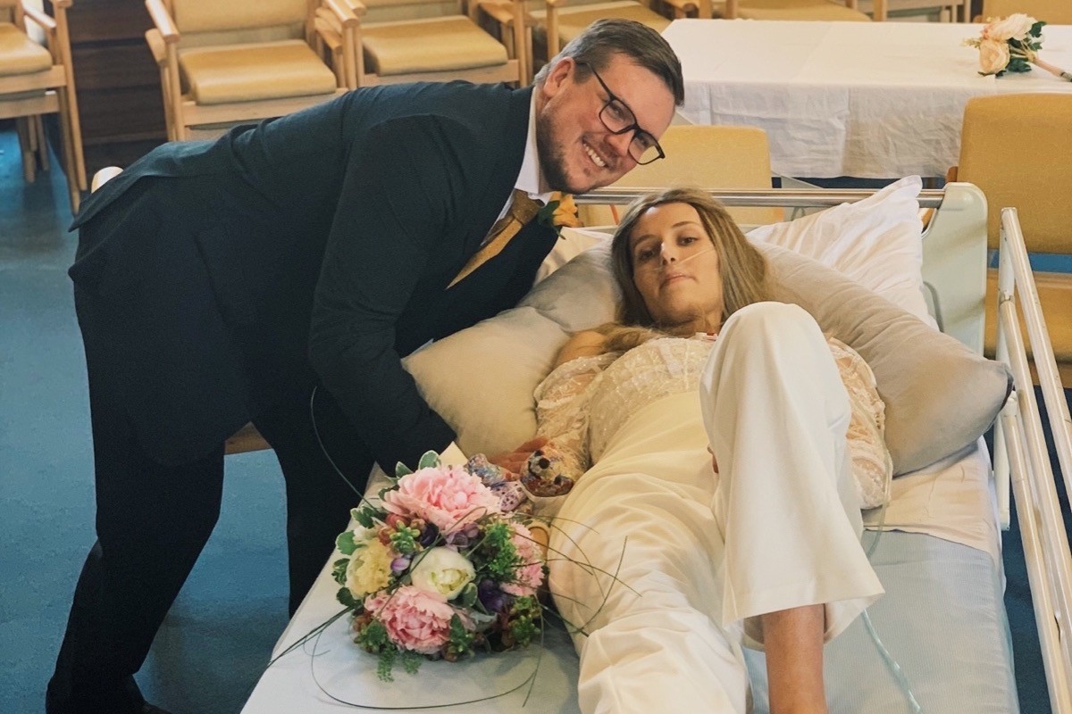 Natasha Longhurst e Simon Young se casaram no hospital (Foto: Reprodução)