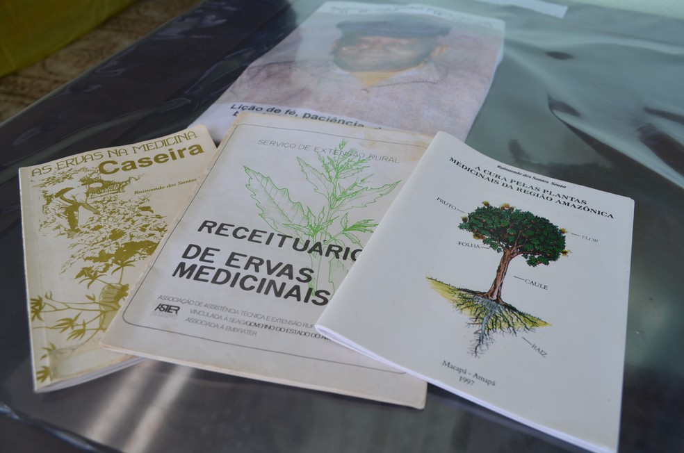 Raimundo dos Santos Souza publicou 3 livros em vida, com conhecimento de ervas medicinais — Foto: Fabiana Figueiredo/G1