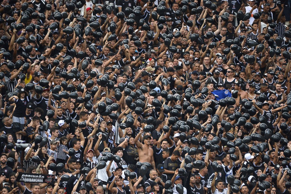 Torcida realiza protesto após clássico contra o Santos por sequência sem vitórias