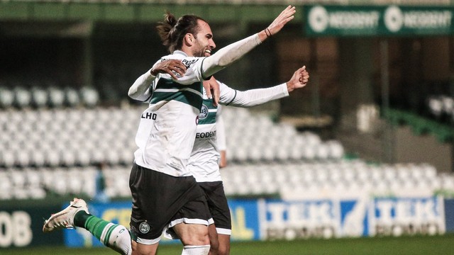 Léo Gamalho comemora gol do Coritiba sobre o Vila Nova