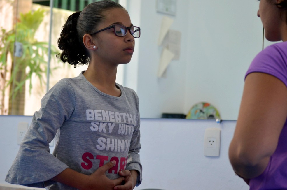 Maria Clara se sente mais calma quando trabalha a respiração — Foto: Raquel Baes/ G1