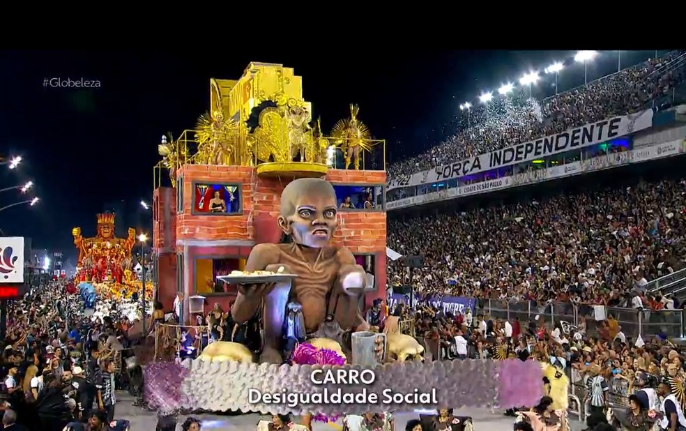 Gaviões retrata fila dos ossinhos de Cuiabá em carro alegórico — Foto: TV Globo