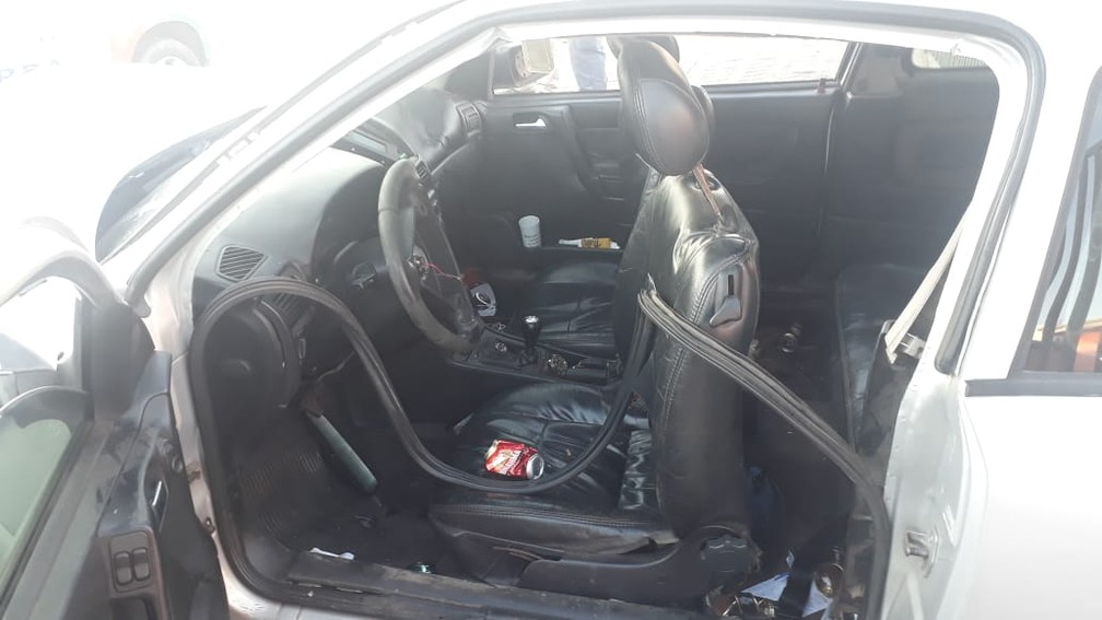 Três pessoas ficaram feridas na manhã desta segunda-feira (10) depois que um carro bateu em um poste na Avenida João Ponce de Arruda, em Várzea Grande — Foto: Guarda Municipal de Várzea Grande