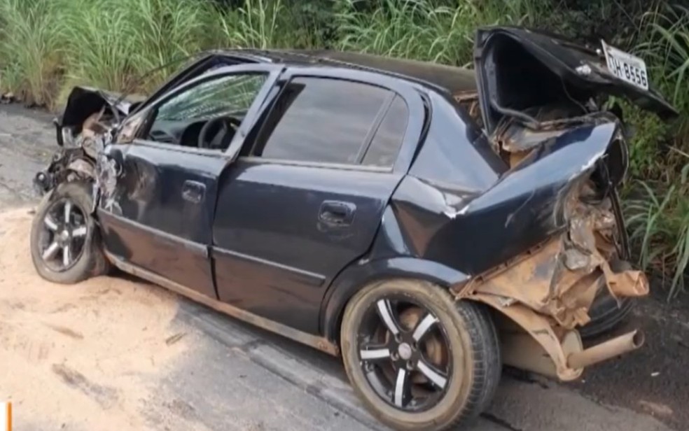 Batida entre carro e carreta deixa feridos no oeste da Bahia — Foto: Reprodução/TV Oeste