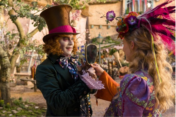Johnny Depp e Mia Wasikowska em cena de Alice Através do Espelho (Foto: Divulgação)