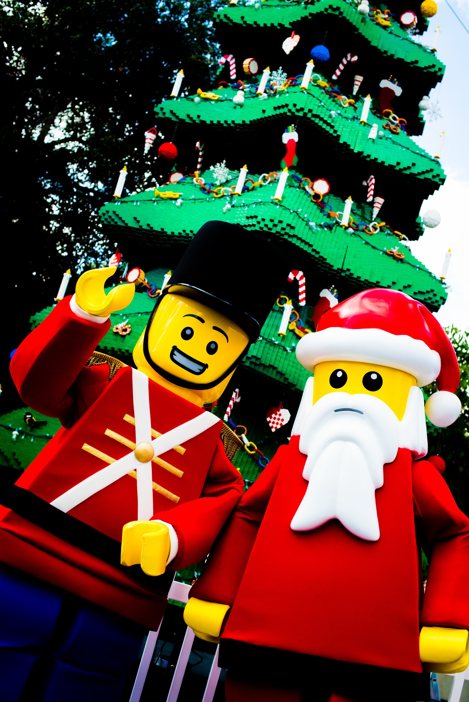 A árvore da Legoland impressiona quem chega ao parque. (Foto: Divulgação)