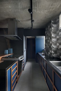 Cozinha projetada pelo arquiteto Rafael Zalc com ladrilho hidráulico da Gauss e armários executados pela Ar Marcenaria