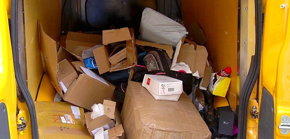 Carro foi encontrado e encomendas que seriam entregues foram reviradas pelos criminosos em Mossoró, nesta quinta (23) — Foto: Reprodução/Inter TV Cabugi