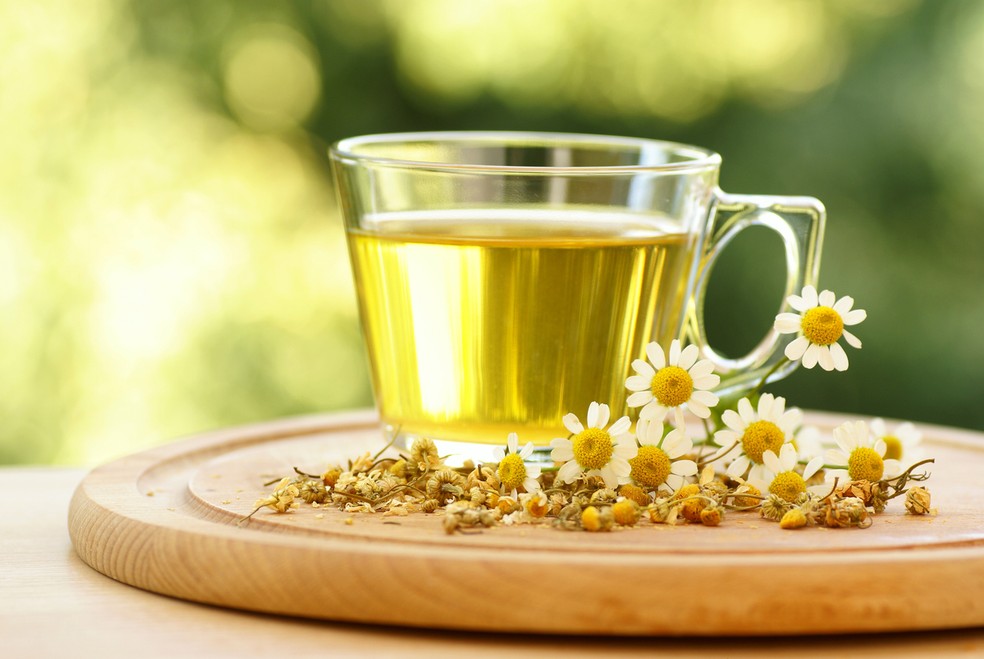 O chá de camomila possui benefícios que podem te ajudar a relaxar antes de dormir  — Foto: Istock Getty Images