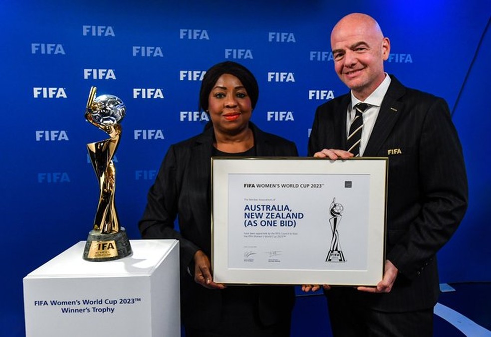 Gianni Infantino e a secretária-geral Fatma Samoura posam com placa comemorativa — Foto: Divulgação/Fifa