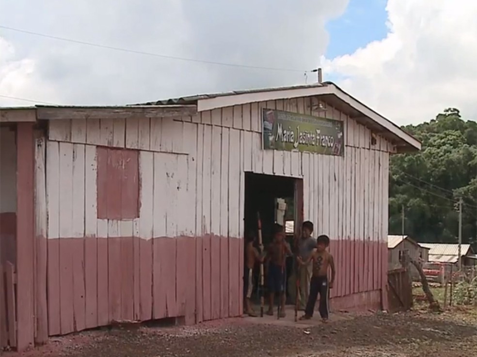 Crianças da aldeia ficaram sem aulas depois que a escola improvisada deixou de funcionar. (Foto: RBS TV/ Reprodução)