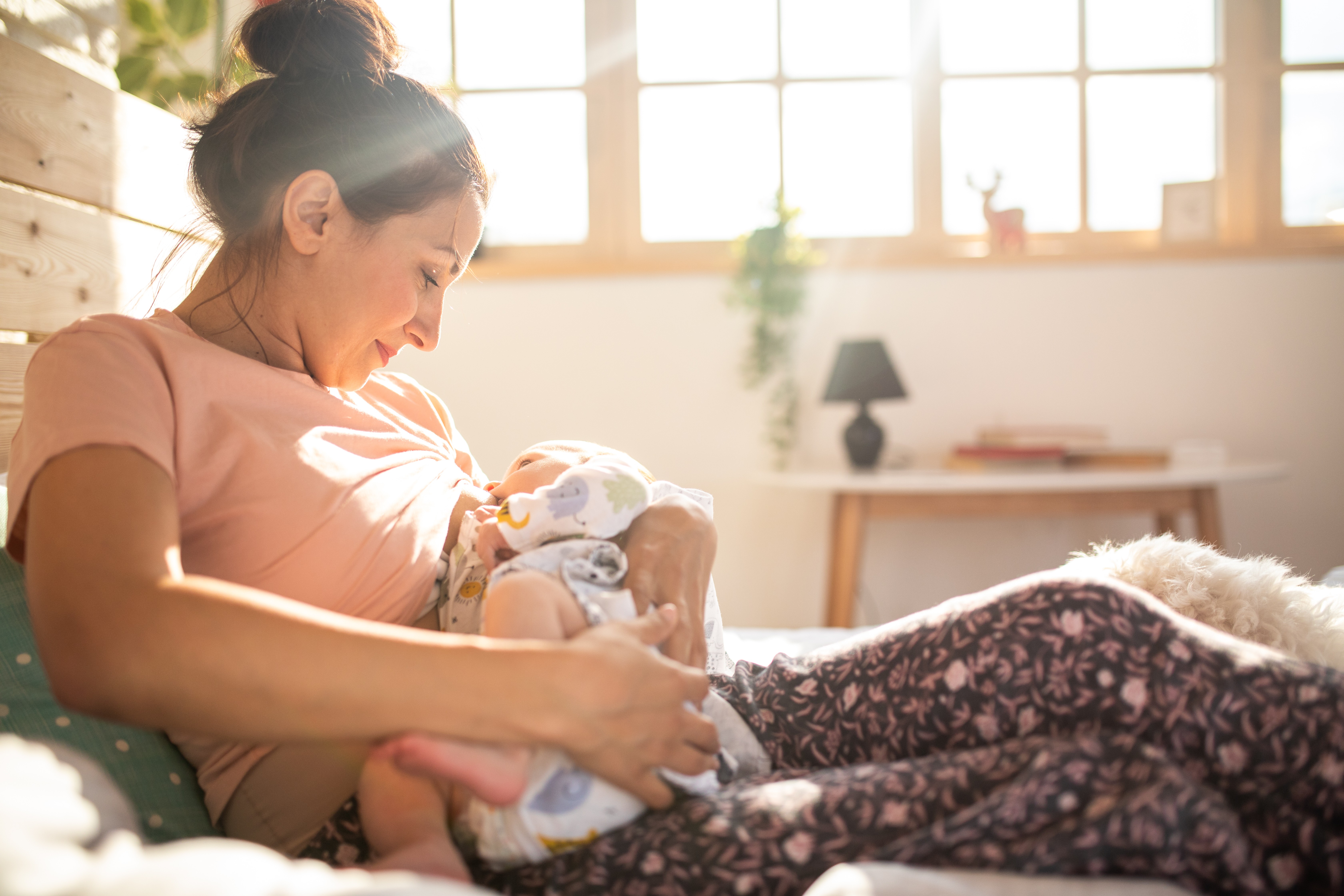 Mãe amamentando bebê (Foto: Getty Images)