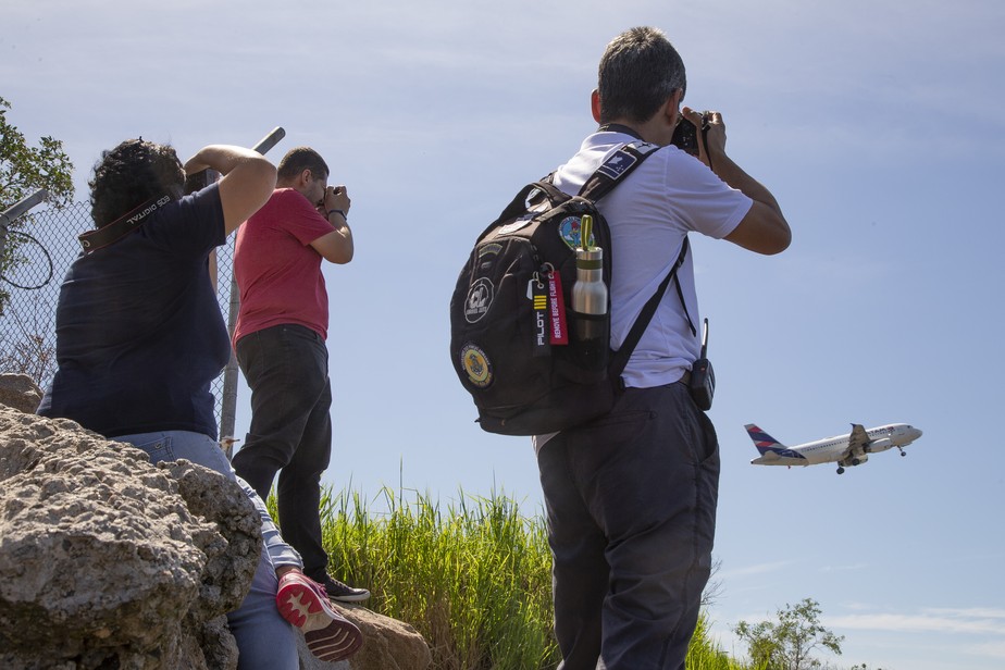 Loucos por avião: Os spotters Camila Couto (no meio), Davi Carneiro (à direita) e Felipe Brea em ação