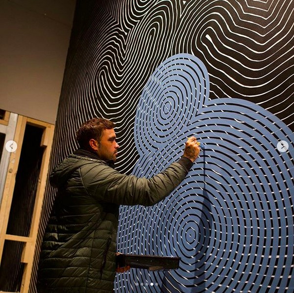 O artista trabalhando em um mural na mansão do ator Chris Hemsworth (Foto: Instagram)