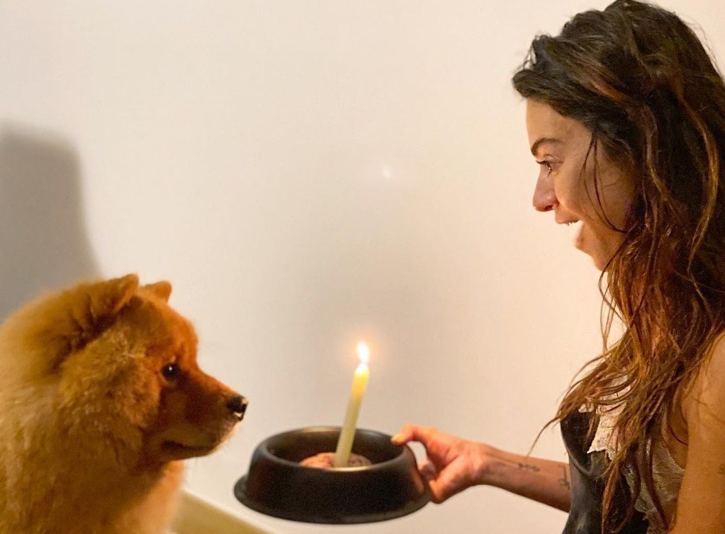 Thaila Ayala e o cachorro Verificado 1 ano do Martin Scorsese (Foto: Reprodução/Instagram)