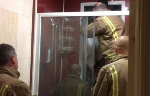 Bombeiros em operação para libertar a paquera de Liam Smith