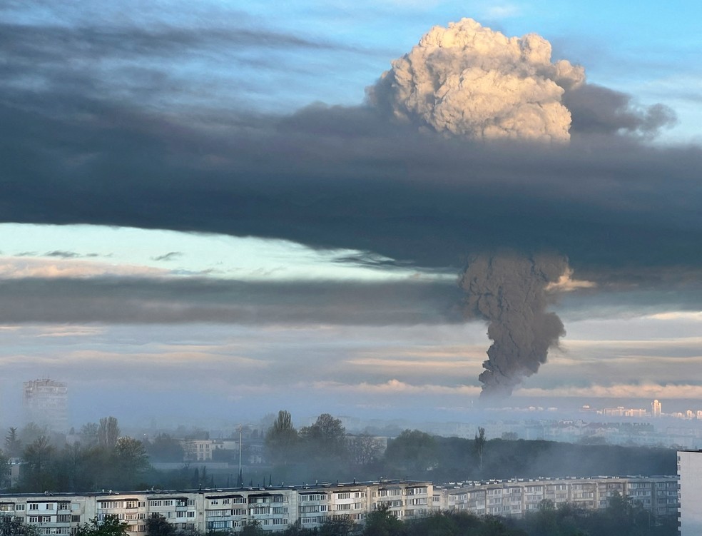 Nuvem de fumaça após incêndio em reservatório de combustível em Sebastopol, em 29 de abril de 2023 — Foto: Reuters