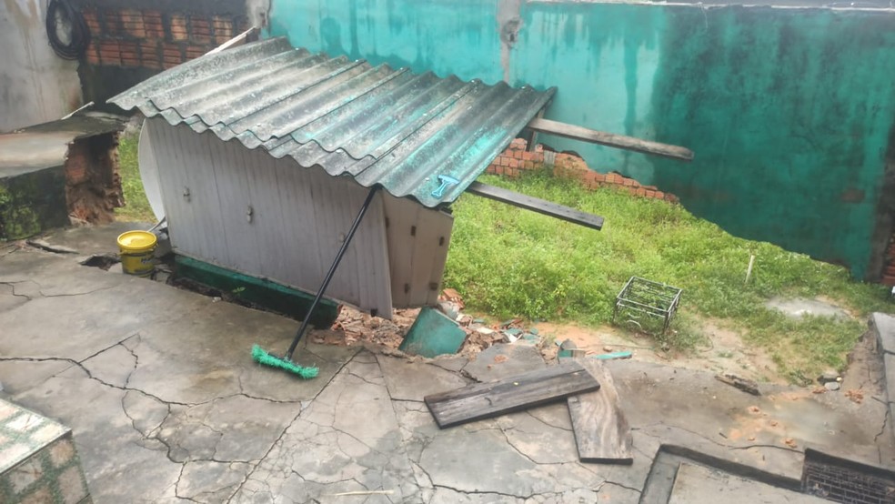 Chuva provocou o deslizamento de muro em Manaus — Foto: Karla Melo/Rede Amazônica