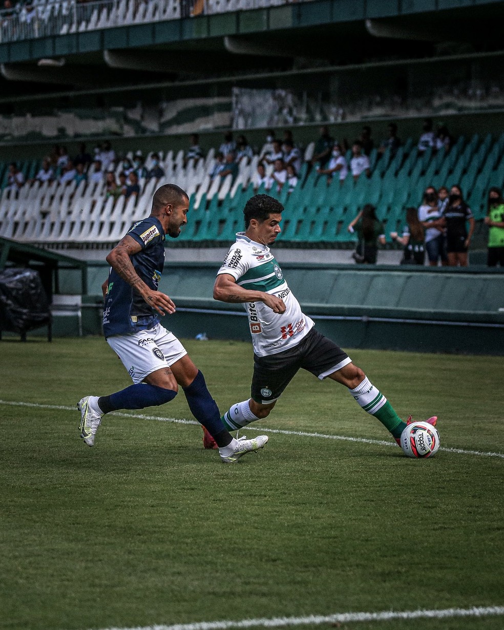Michel e Egídio disputam bola no jogo entre Coritiba e Cianorte pelo Paranaense 2022 — Foto: Divulgação/Coritiba