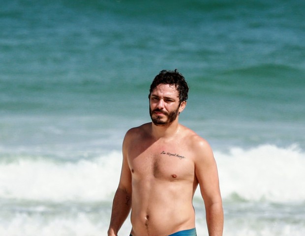 Thiago Rodrigues quebra quarentena e vai à praia no Rio (Foto: Dilson Silva/Agnews )