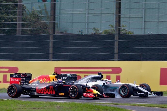 Max Verstappen muda de linha durante freada e Lewis Hamilton sai da pista em disputa no GP do Japão (Foto: Getty Images)