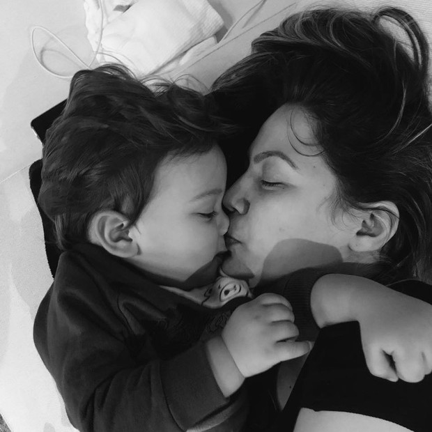 Após entrevista, Saah Poncio posa com filho (Foto: Reprodução/Instagram)