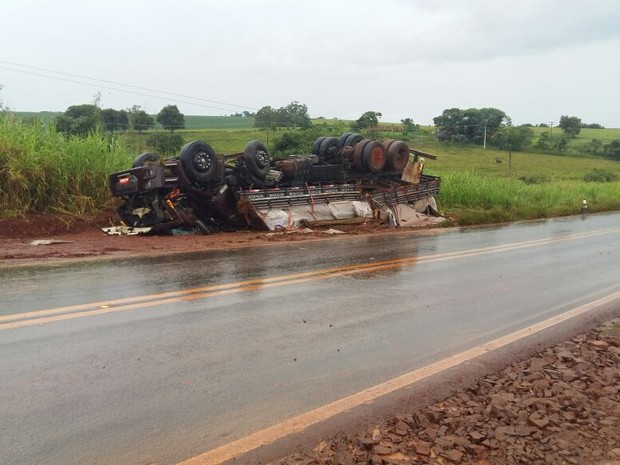 Acidente aconteceu na rodovia João Mellão, em Taquarituba (Foto: Adolfo Lima/ TV TEM)