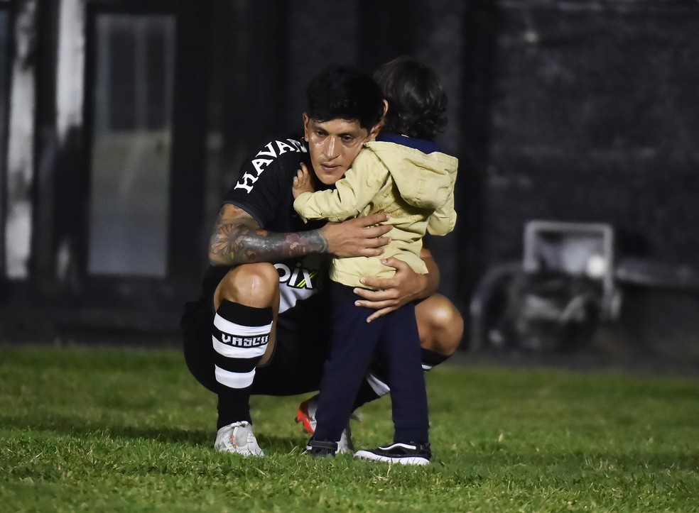 Cano desolado é consolado pelo filho Lorenzo em seu último jogo em São Januário — Foto: André Durão/ge