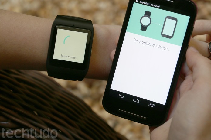 Os dados do smartphone serão sincronizados com o Smartwatch 3 (Foto: Carol Danelli/TechTudo)