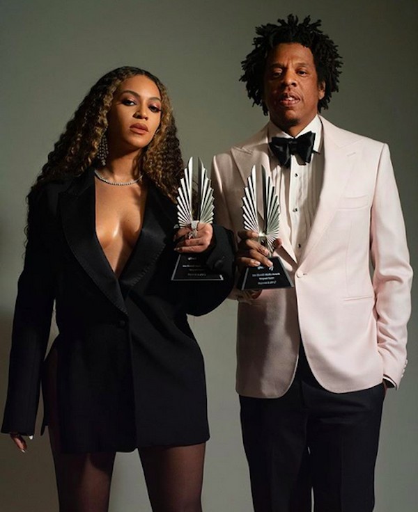 A cantora Beyoncé com o marido Jay Z e mostrando os troféus vencidos por eles no GLAAD 2019 (Foto: Instagram)