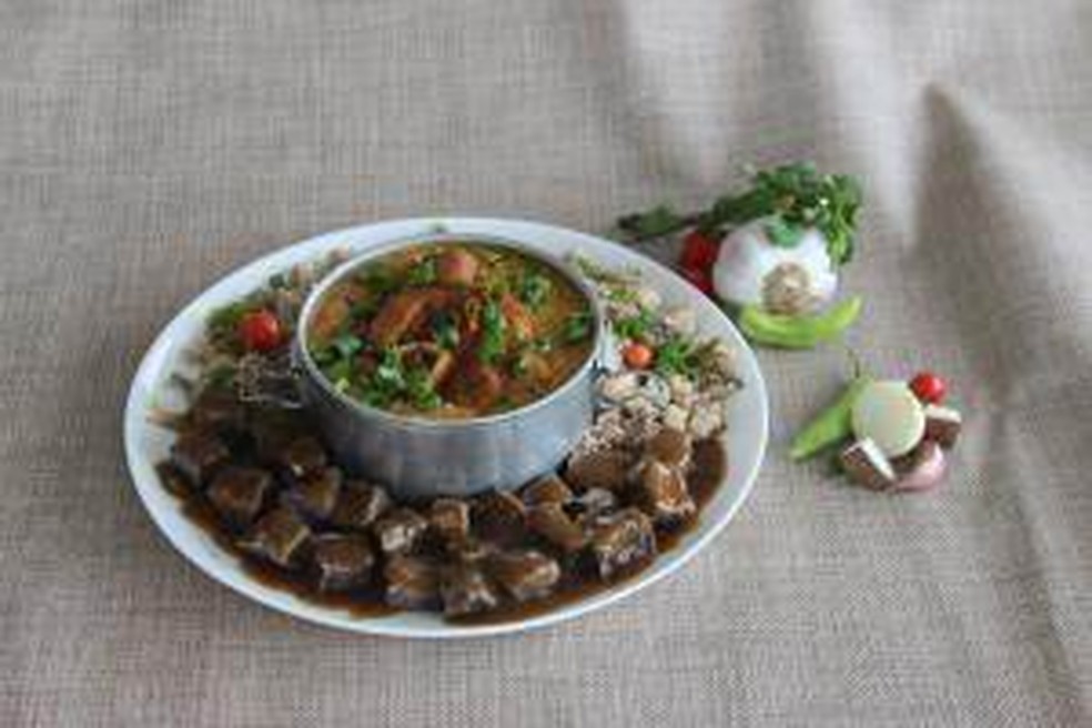 Ossobuco com canjiquinha de milho, carne assada em cubos com molho escuro e paçoca de carne de sol com banana — Foto: Comida Di Buteco/ Divulgação