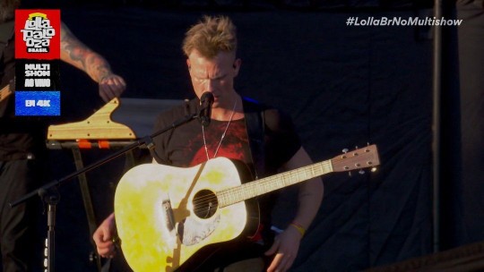Músico do Mother Mother usa violão emprestado no Lollapalooza: ‘Esqueci no hotel’ 