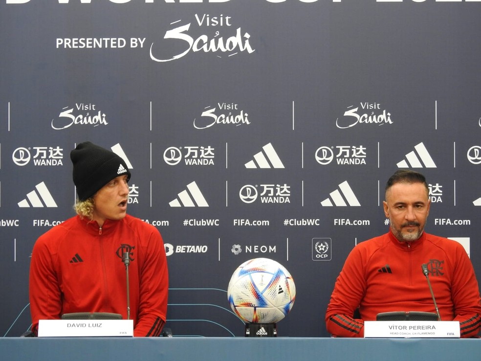 David Luiz e V&iacute;tor Pereira em coletiva para o Mundial de Clubes &mdash; Foto: Fred Gomes / ge