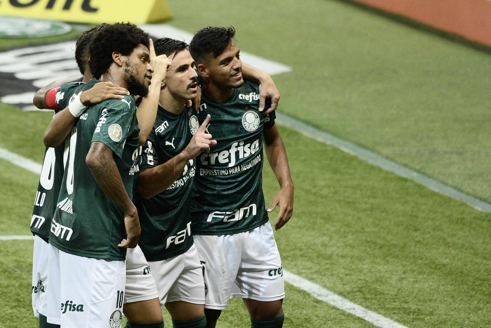 Palmeiras passa por 