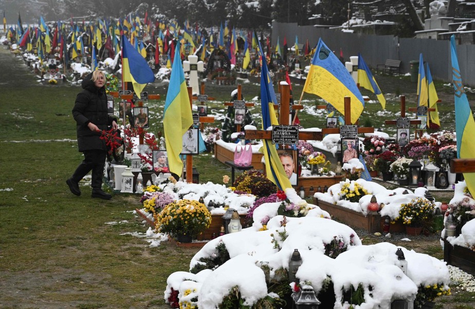 Uma moradora local visita túmulos de soldados no Dia da Dignidade e Liberdade no Cemitério Lychakiv em Lviv, Oeste da Ucrânia