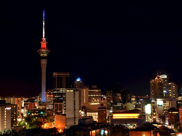 A Sky Tower em Auckland, na Nova Zelândia, em homenagem às vítimas dos atentados. (Foto: REUTERS/Rafael Ben-Ari)