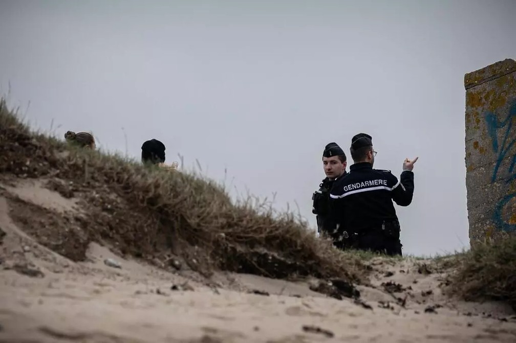 Seis sacos de cocaína são encontrados pela guarda civil na cidade de Vicq-sur-Mer, na Normandia, em 1° de março. — Foto: AFP - LOU BENOIST