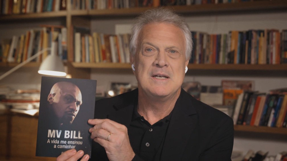 Bial com o novo livro de MV Bill — Foto: Globo